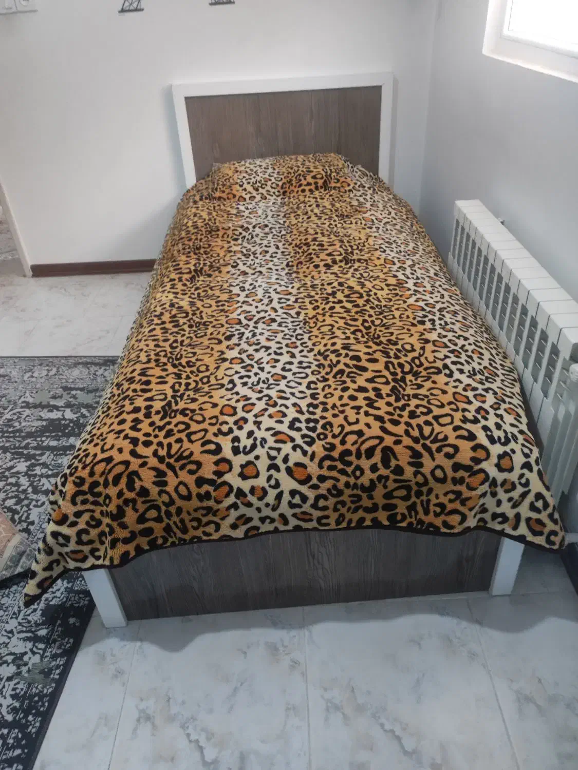 تخت، کتابخانه ،پایتختی|کتابخانه، شلف، قفسههای دیواری|گلبهار, شهر جدید گلبهار|دیوار