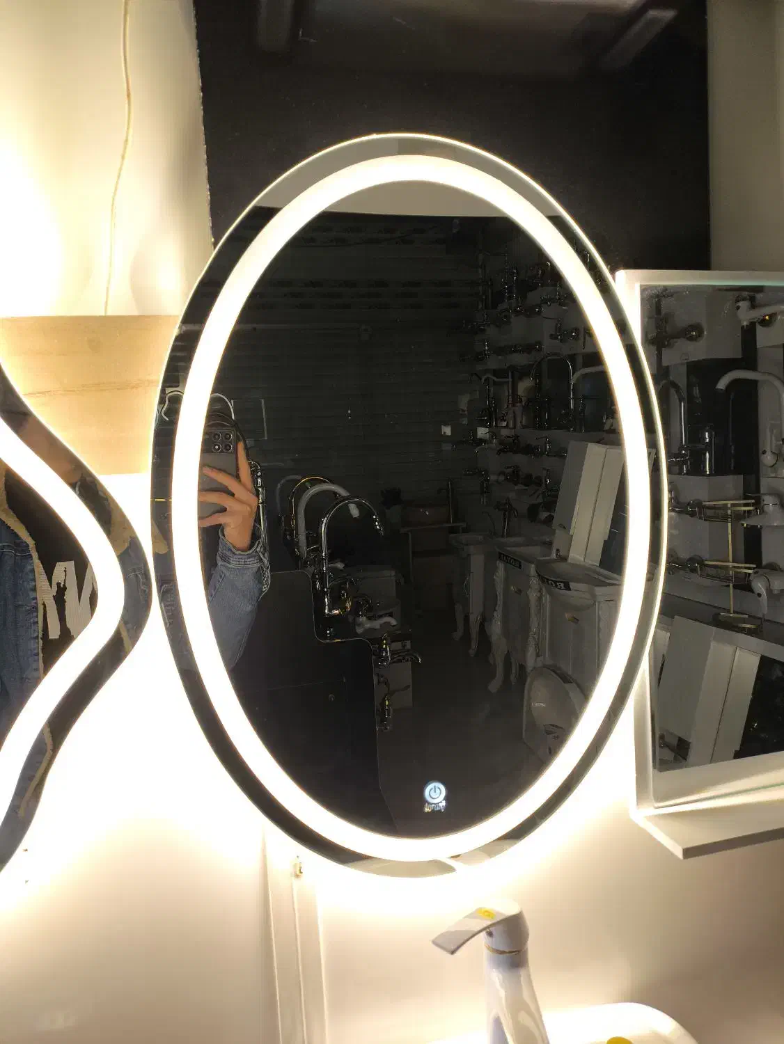 آینه بک لایت|آینه|نیشابور, فرح بخش|دیوار