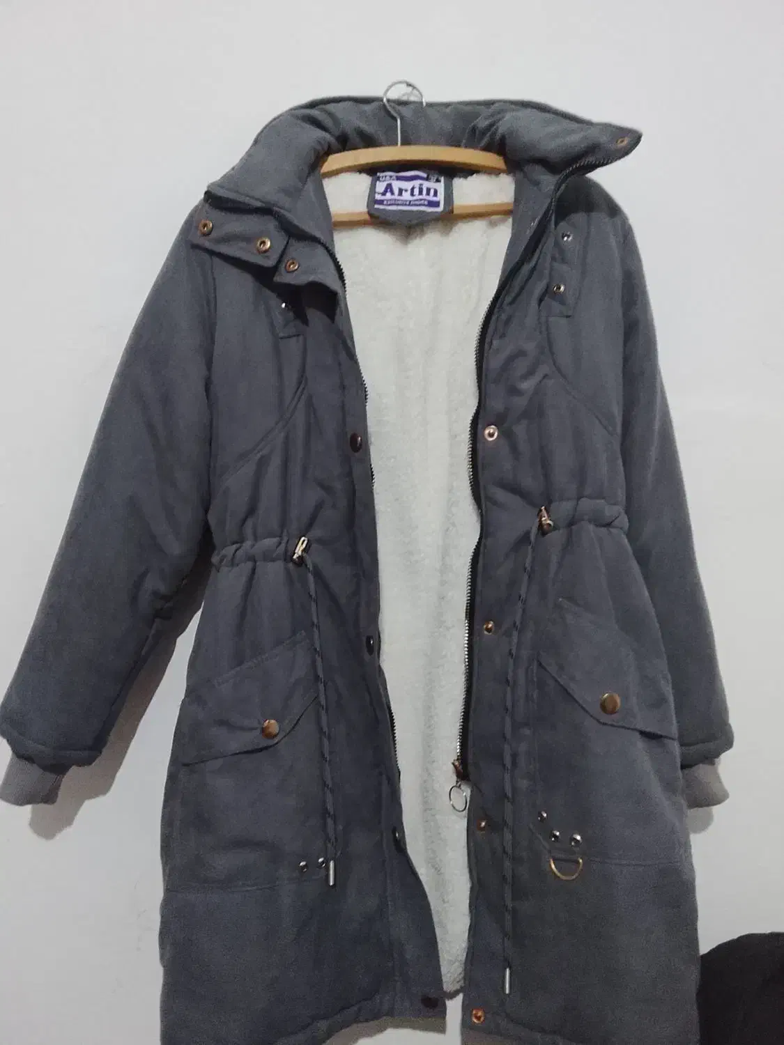 یک عدد کاپشن به فروش می‌رسد|لباس|شیراز, بهارستان|دیوار