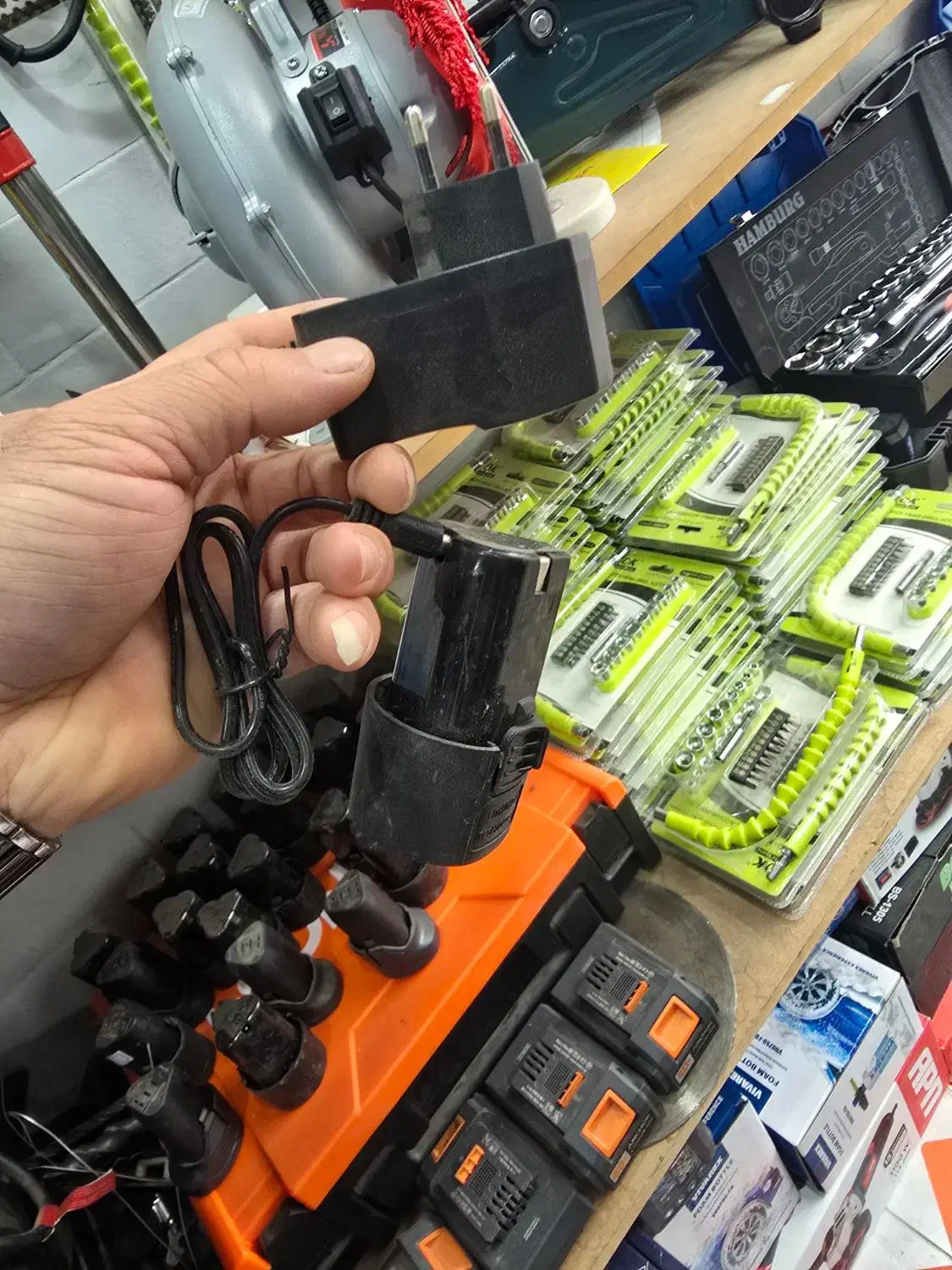 شارژر و باتری ۱۲ ولت دریل شارژی|ابزارآلات|پارسآباد, |دیوار