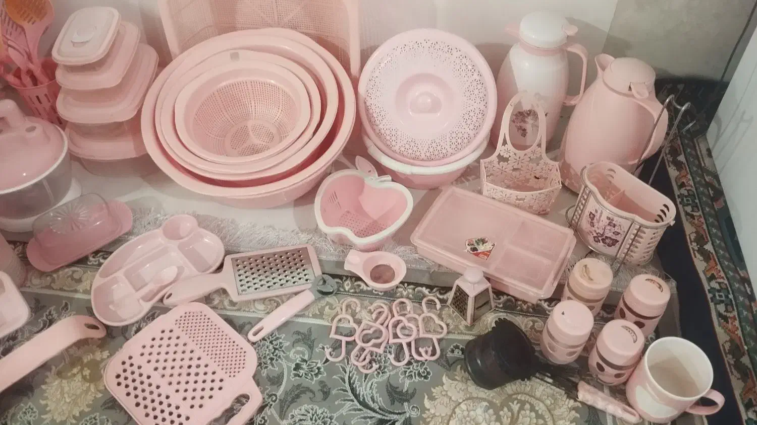 یک سرویس ست کامل پلاستیکی|ظروف نگهدارنده، پلاستیکی، یک‌بارمصرف|مشهد, انقلاب|دیوار