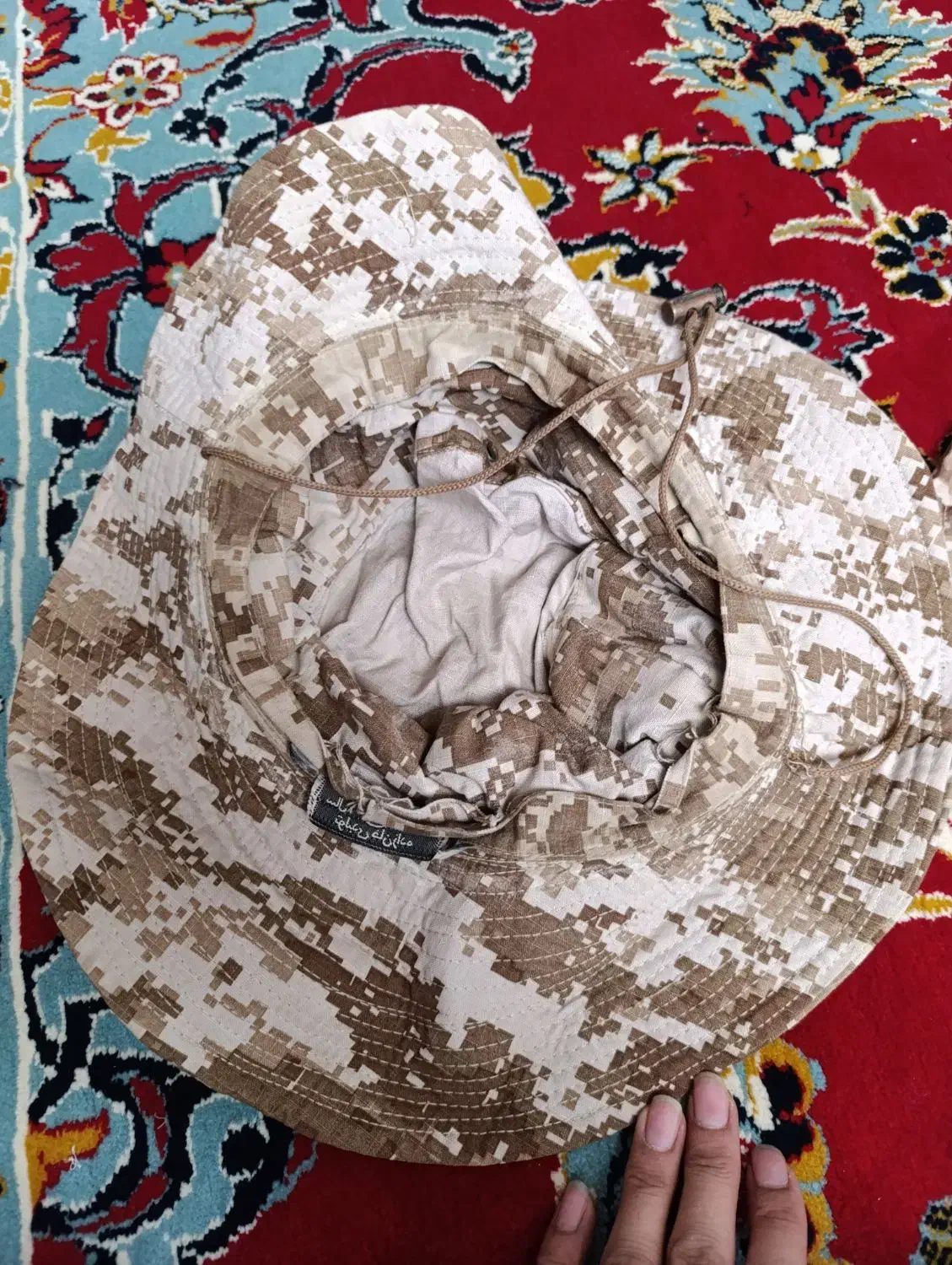 دوتا کلاه آفتابی|لباس|خاش, |دیوار