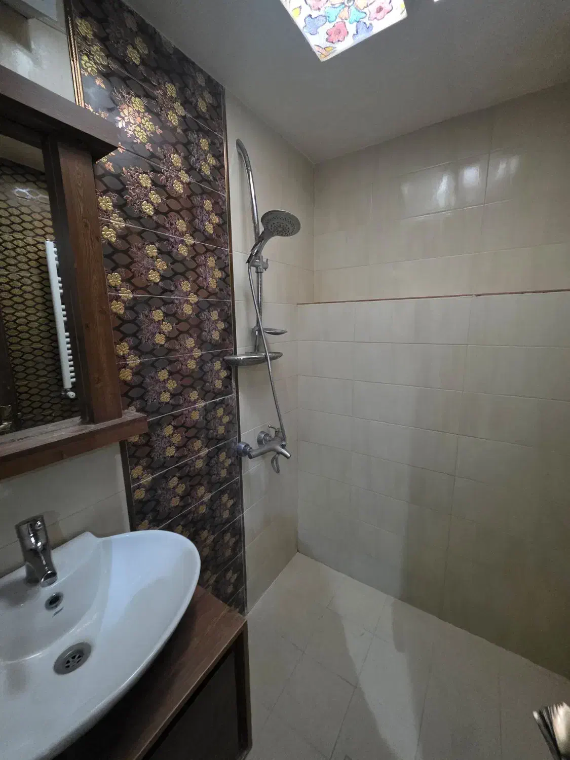 ۱۳۰متر ۲خواب ۵ساله سالن پرده خور خطی رو به آفتاب