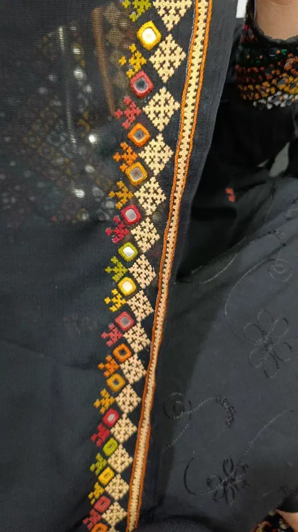 پلیوار|لباس|زابل, |دیوار