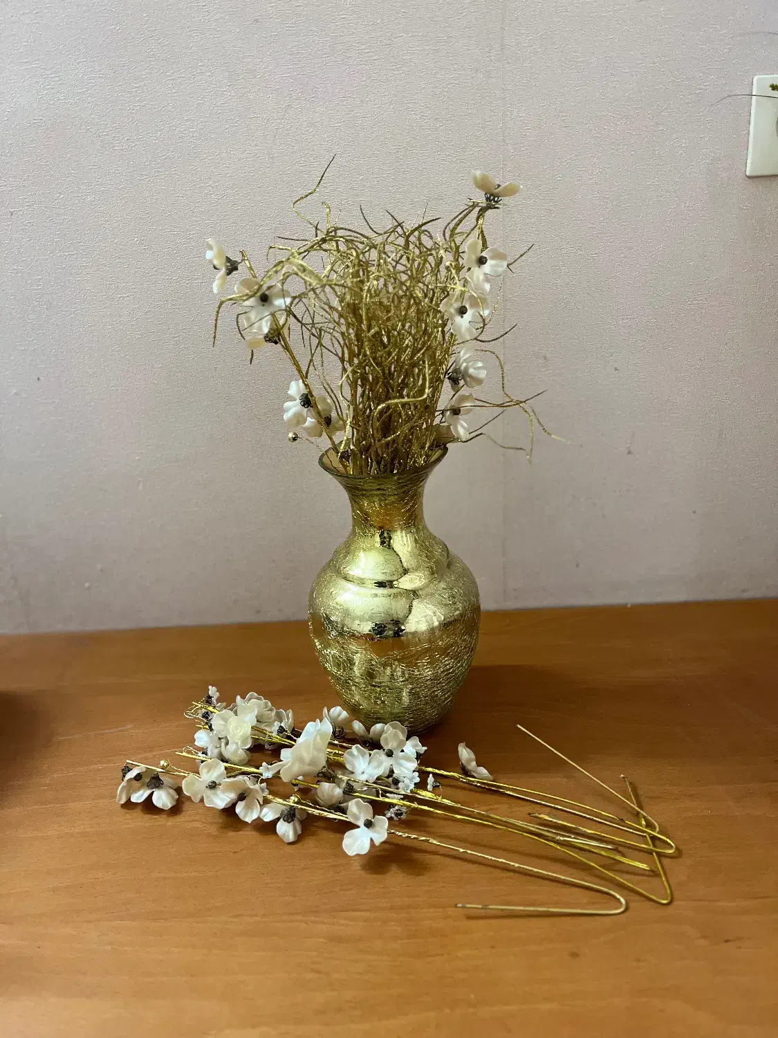 گلدان و همراه گل و مجسمه تزیینی|صنایع دستی و سایر لوازم تزئینی|تهران, مینای شمالی (مخبر)|دیوار