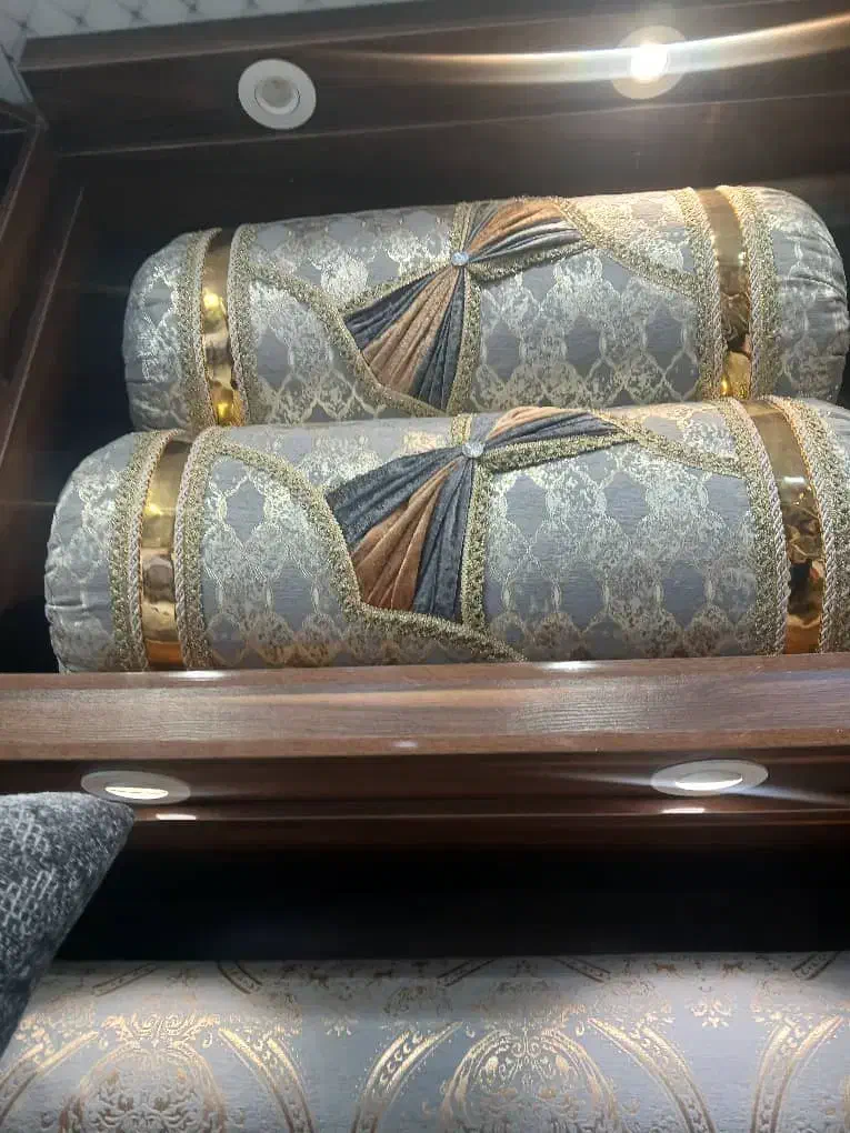 بالشت نو|رختخواب، بالش، پتو|خاش, |دیوار