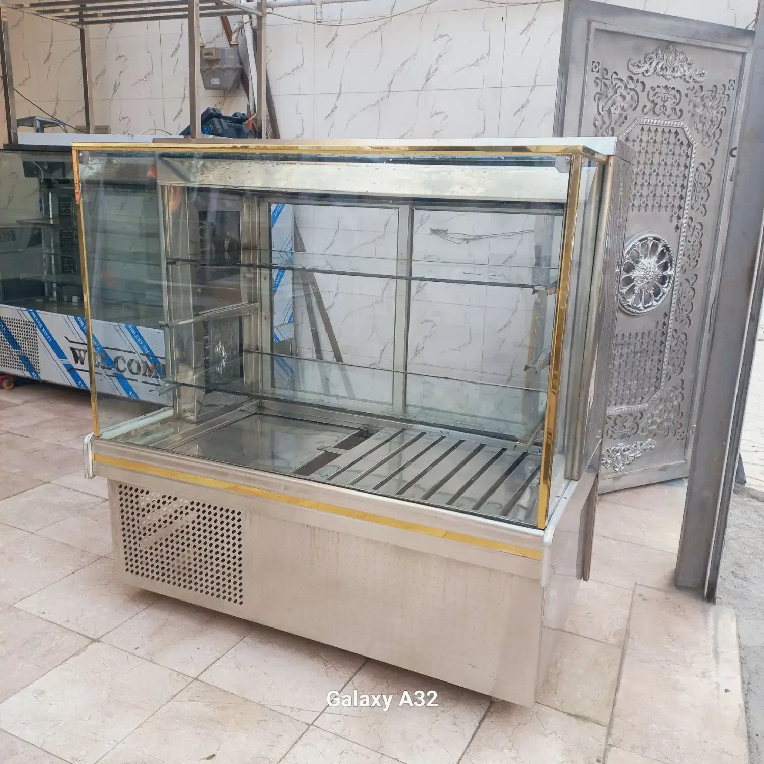 یخچال مکعبی ویترینی طلای ۱نیم متری درحد نو|کافیشاپ و رستوران|نسیمشهر, |دیوار