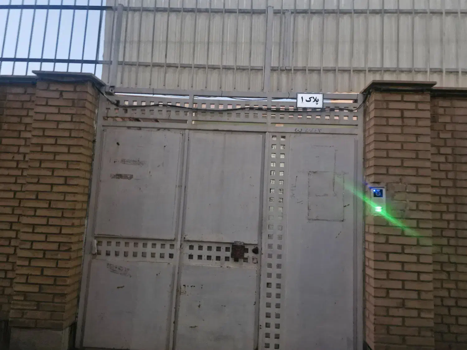 درب محکم و سه لت با طرحی زیبا|مصالح و تجهیزات ساختمان|سبزوار, قاضی زاد|دیوار