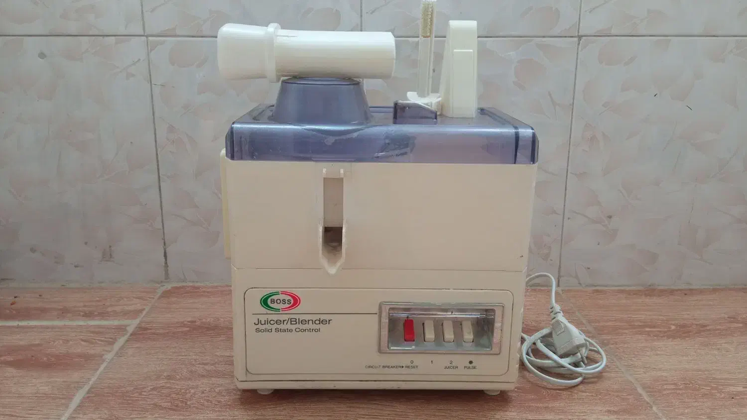 آبمیوه گیری سه کاره اصل|آبمیوه‌گیر و آب‌مرکبات‌گیر|قم, قلعه یزدیها|دیوار