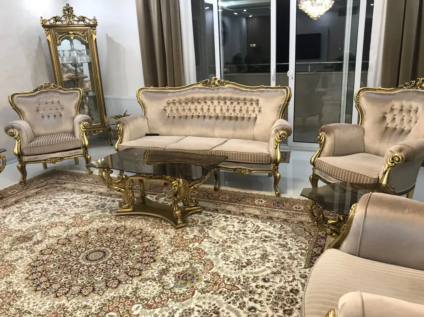 مبلمان کلاسیک ۹ نفره + ویترین|مبلمان خانگی و میز عسلی|شاهین‌شهر, عطار|دیوار