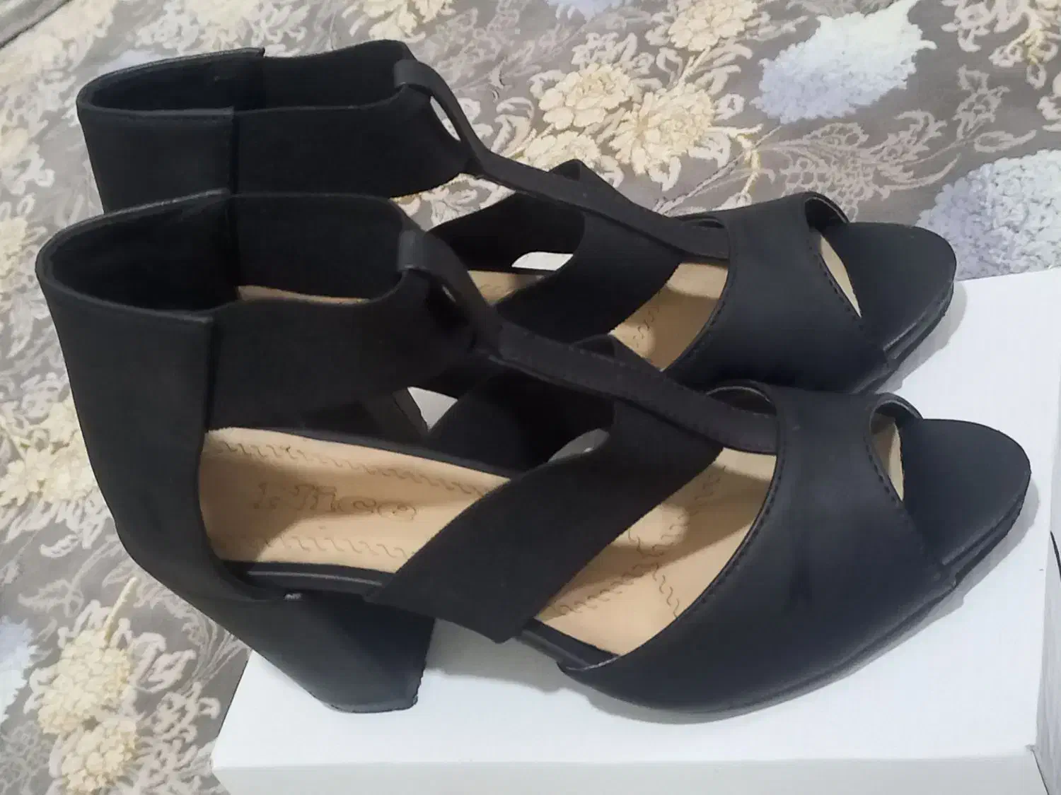 کفش مجلسی|کیف، کفش، کمربند|اشتهارد, |دیوار