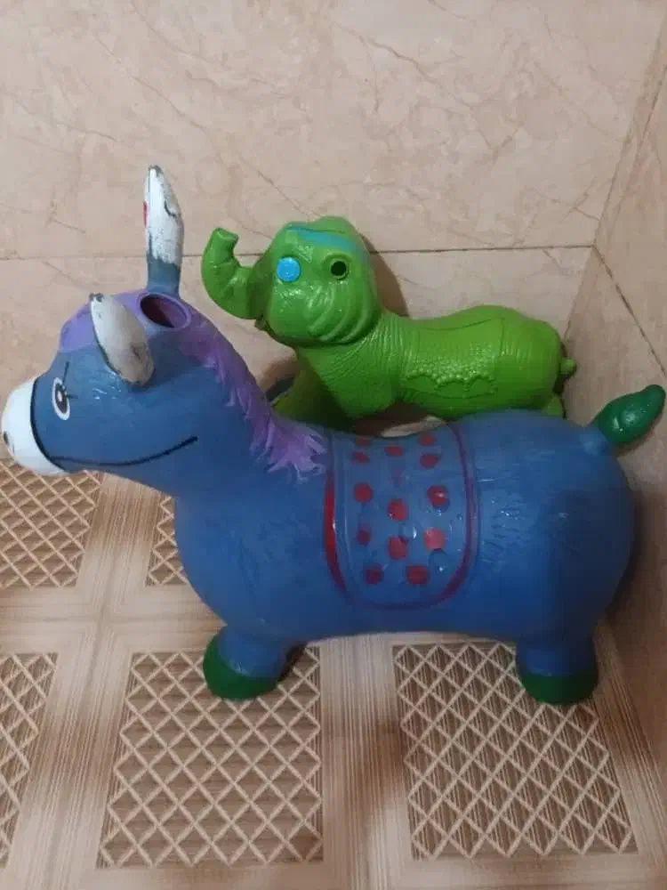 سه چرخه وگاو بادی|اسباب‌بازی بچه|رشت, حومه رشت|دیوار