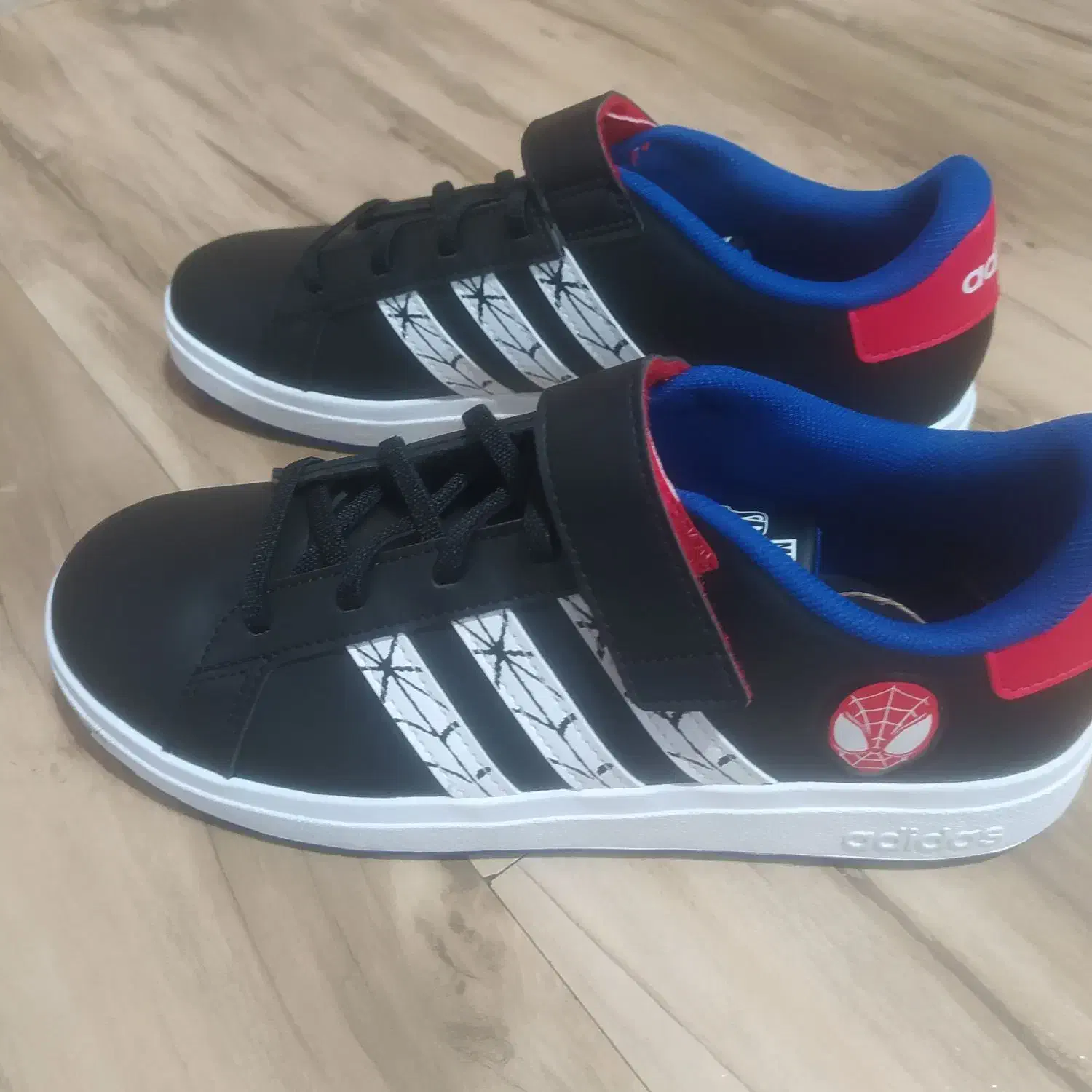 کتونی آدیداس اورجینال|کیف، کفش، کمربند|کرج, کوی کارمندان جنوبی|دیوار