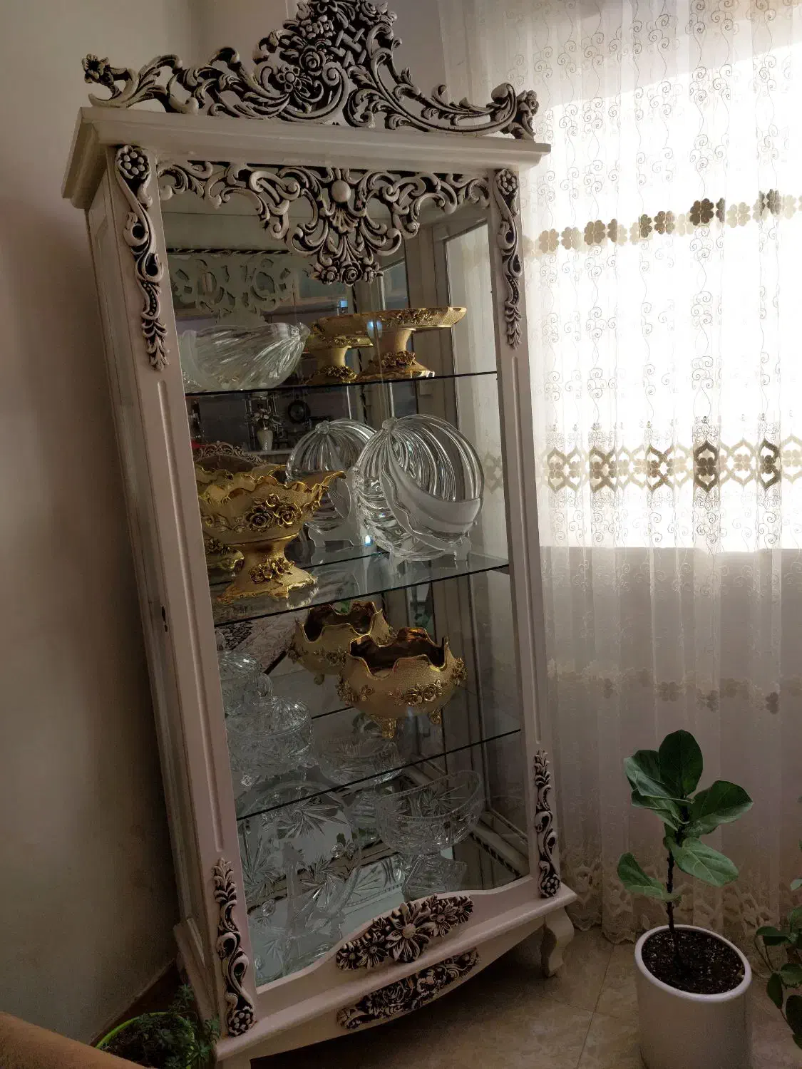 ویترین سفیید سالم|بوفه، ویترین، کنسول|فومن, |دیوار