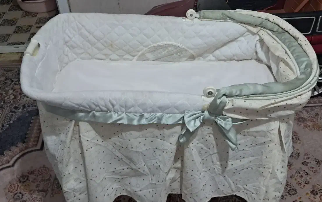 تخت گهواره چرخ دار|تخت و صندلی بچه|شیراز, دست خضر|دیوار