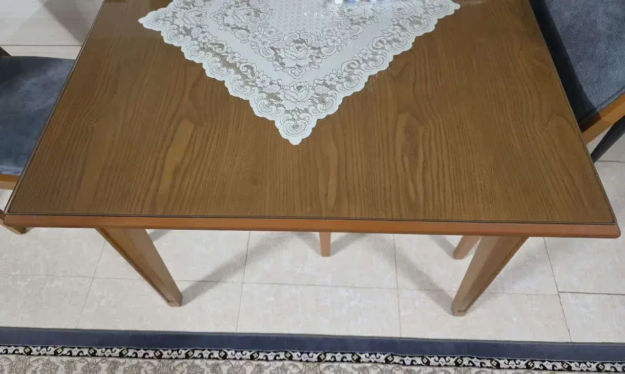 میز ناهارخوری چهار نفره(دوتا صندلی دارد)|میز و صندلی غذاخوری|گلبهار, شهر جدید گلبهار|دیوار