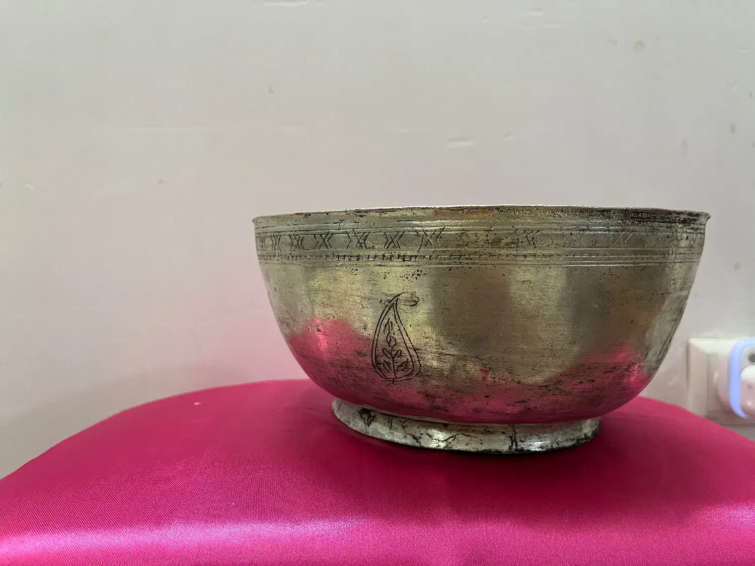 کاسه مسی بسیار قدیمی طرح بته جقه|کلکسیون اشیاء عتیقه|قم, پردیسان|دیوار