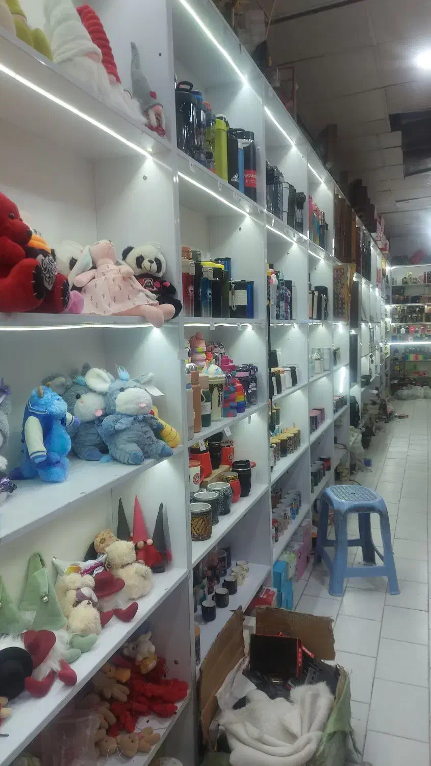 به یک فروشنده خانم شیک پوش زیر سی سال نیازمندیم|استخدام بازاریابی و فروش|مرودشت, ژیان|دیوار