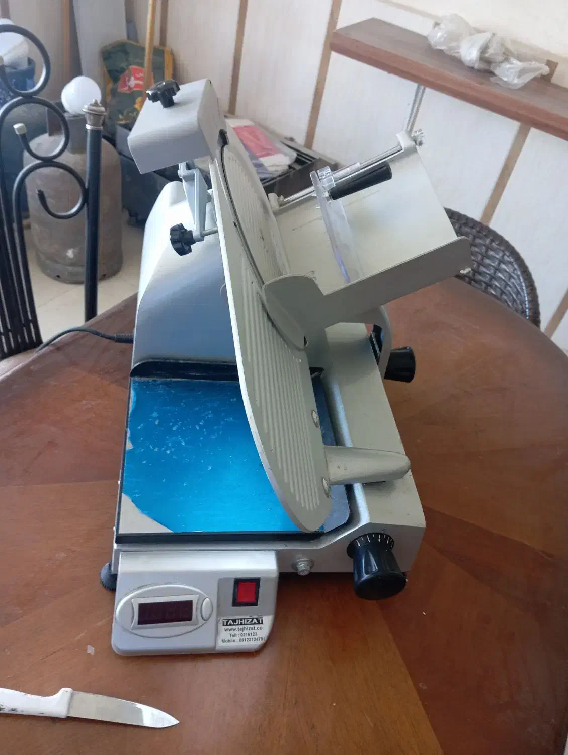 کالباس بر محک ترازو دار|فروشگاه و مغازه|کهیر, |دیوار