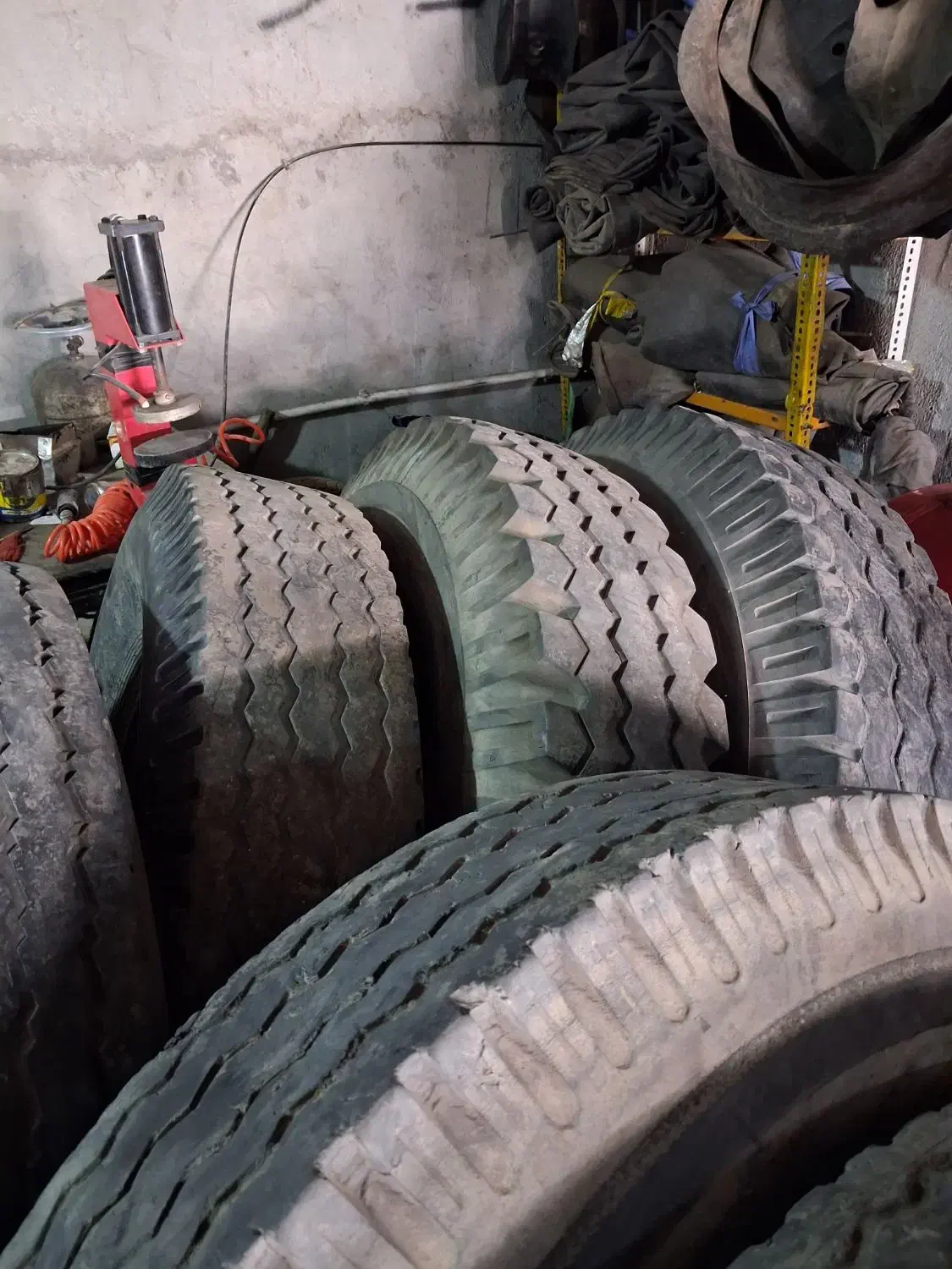 لاستیک سنگین فروشی شریفی اهواز برومی بعداز پل|قطعات یدکی و لوازم جانبی|اهواز, شهرک صنعتی شماره ۳|دیوار