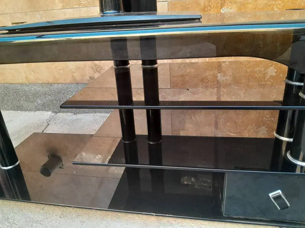 میز شیشه ای تلوزیون در حد نو|میز تلویزیون|شیراز, قلعه نو|دیوار