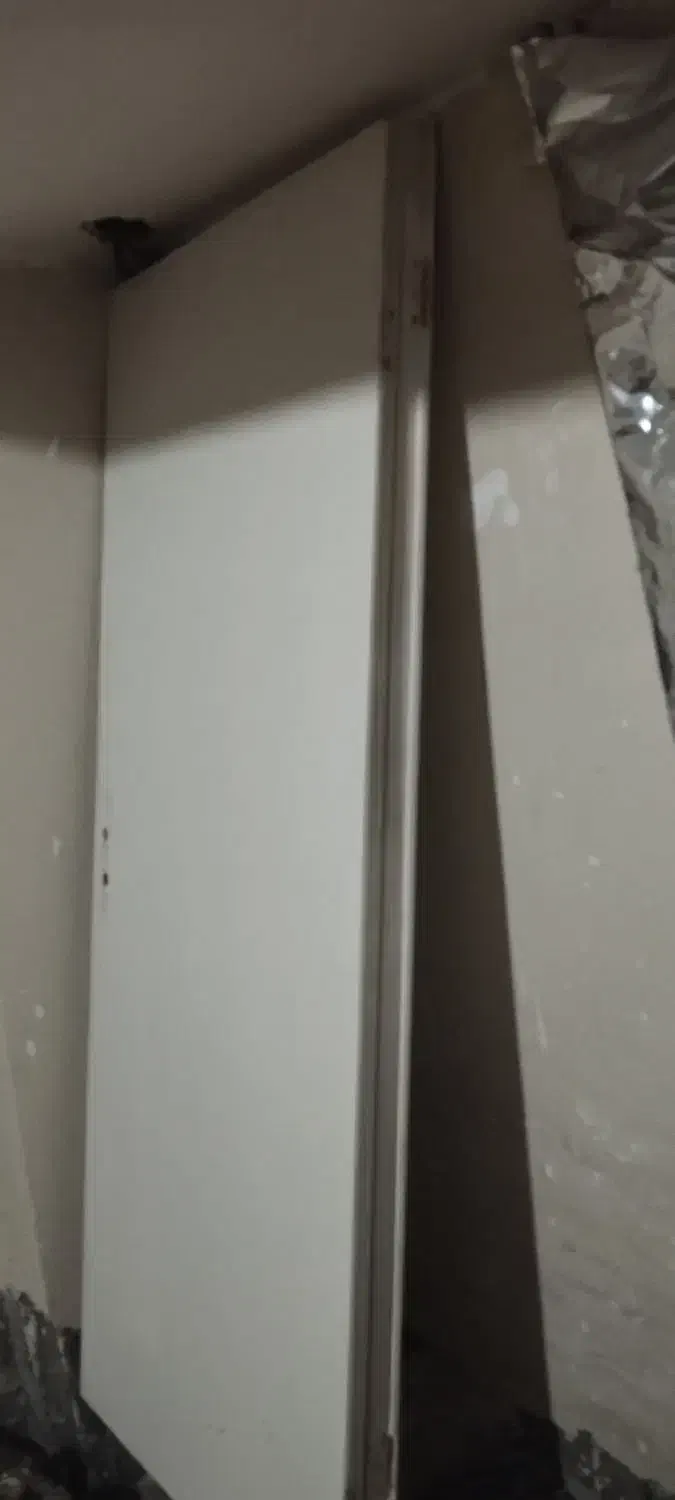 درب چوبی رنگ شده سالم|مصالح و تجهیزات ساختمان|چهارباغ, |دیوار