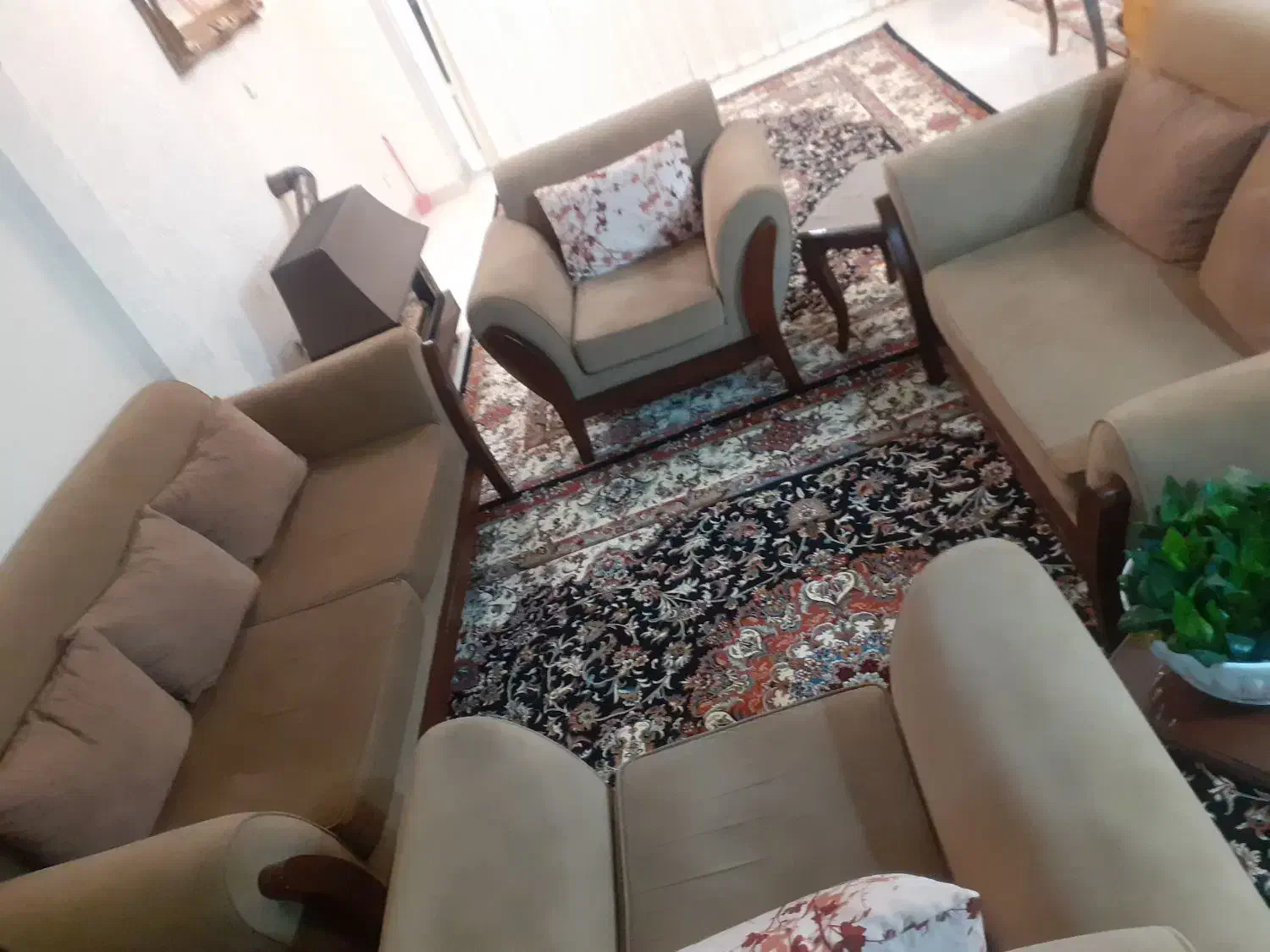 یک دست مبل راحتی هفت نفره درحد نو|مبلمان خانگی و میز عسلی|مهاجران, |دیوار