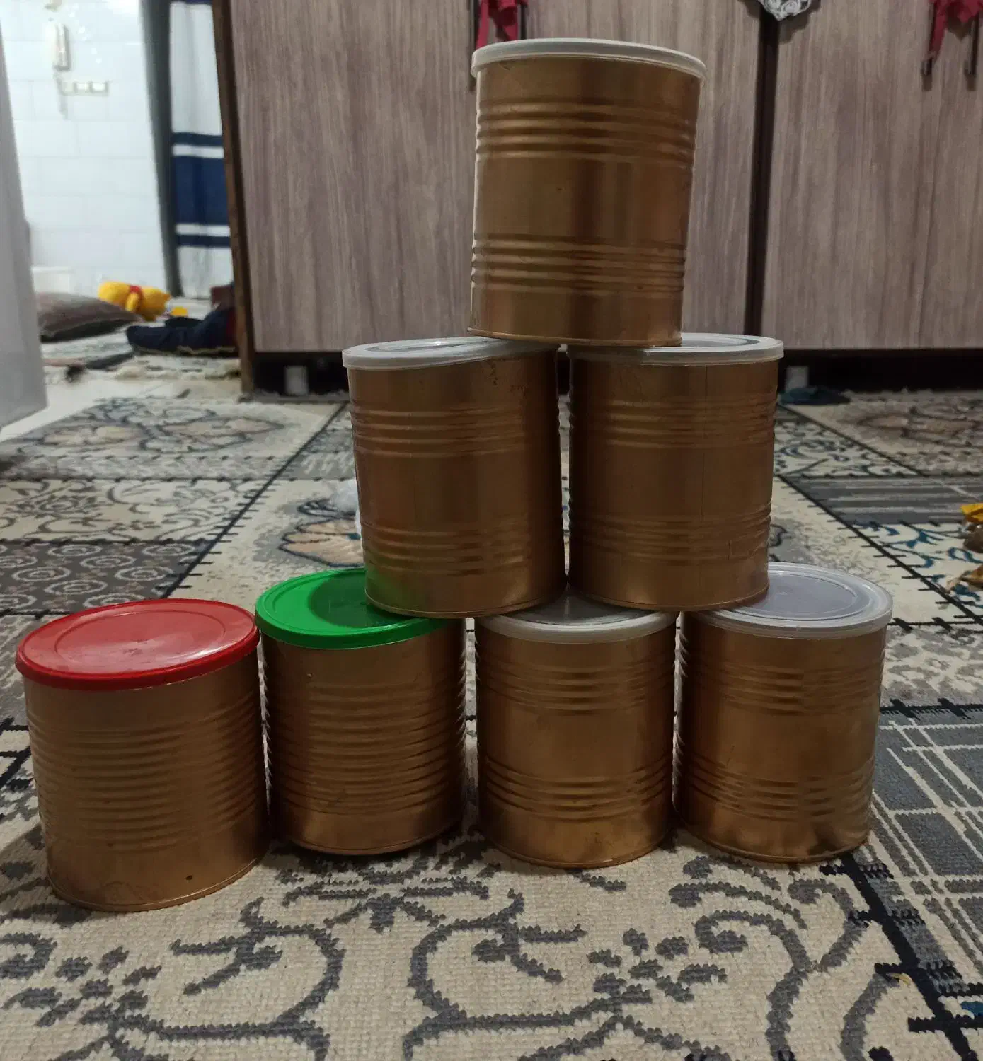 قوطی رنگ شده شیرخشک و قوطی رنگ نشده|ظروف نگهدارنده، پلاستیکی، یک‌بارمصرف|بیرجند, |دیوار