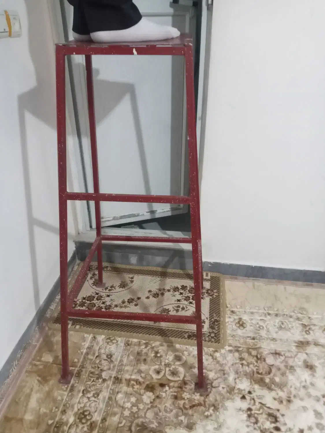 چهارپایه اهنی|صندلی و نیمکت|کنگاور, |دیوار