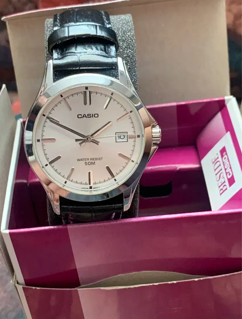 تعدادی ساعت|ساعت|گرمسار, |دیوار