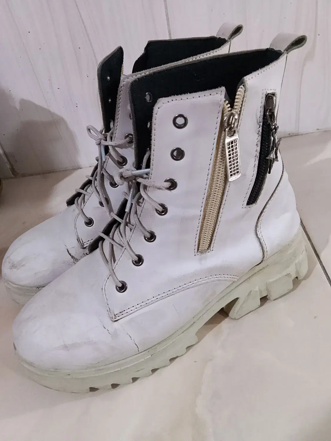 بوت|کیف، کفش، کمربند|نیشابور, مازول|دیوار