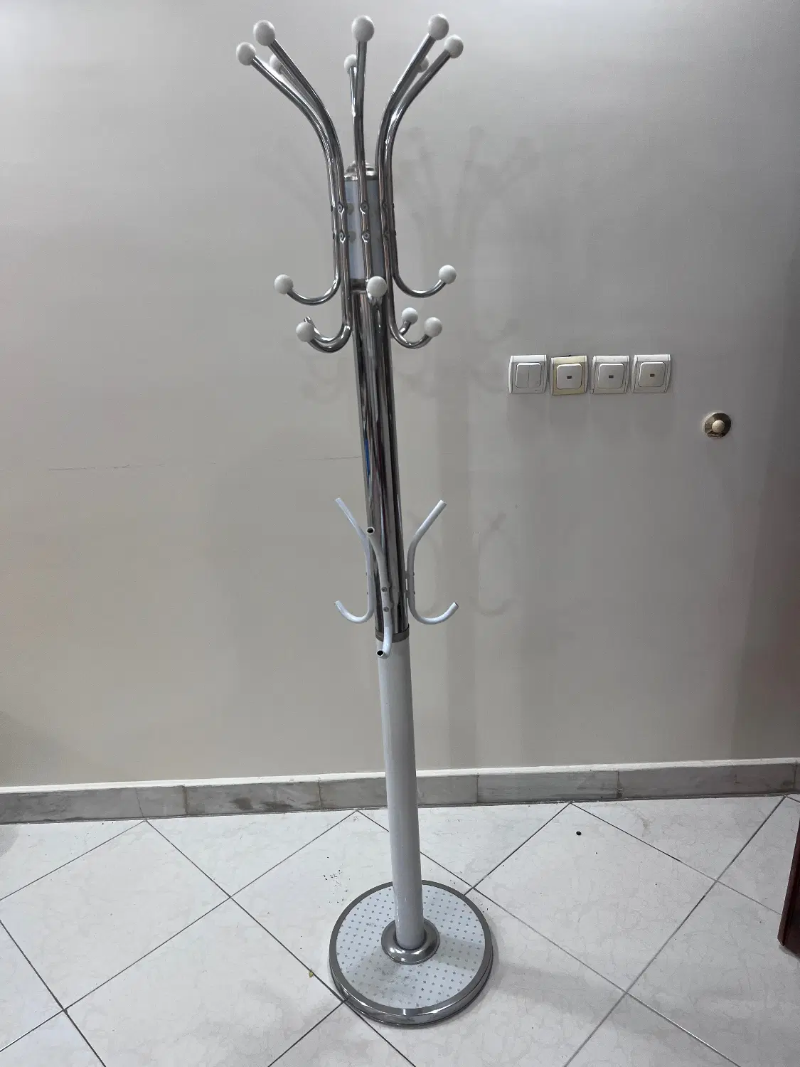 جالباسی|بندرخت و رخت‌آویز|مشهد, کلاهدوز|دیوار