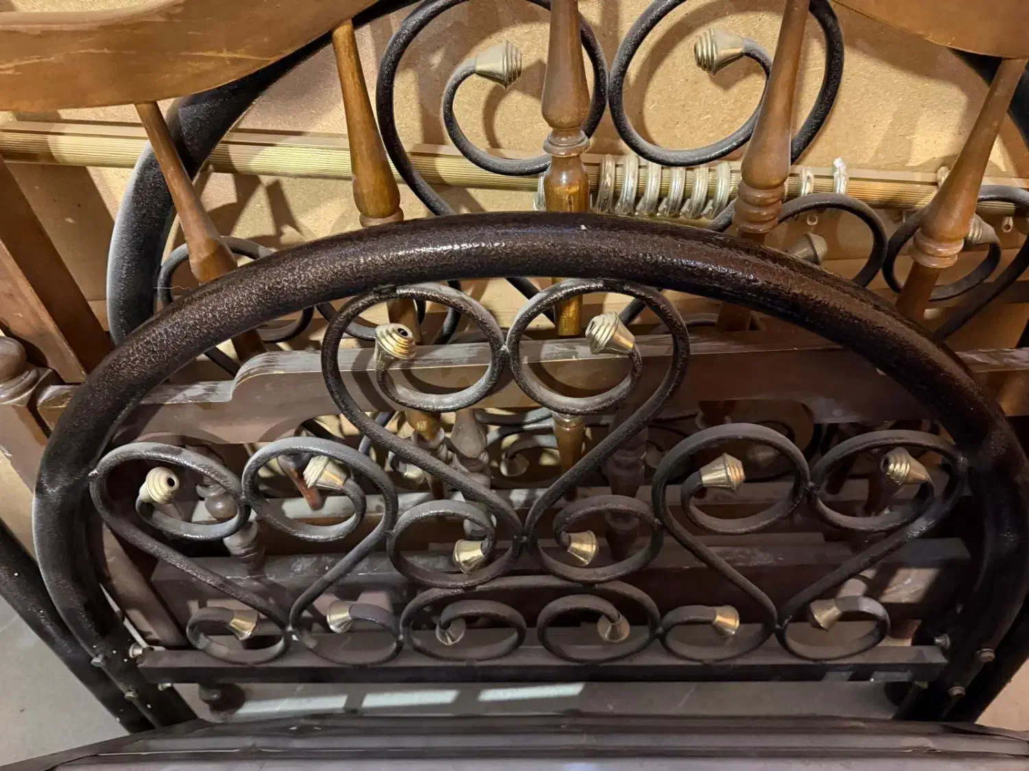 تخت چوبی و فر فورژه|تخت و سرویس خواب|شیراز, حومه شیراز|دیوار