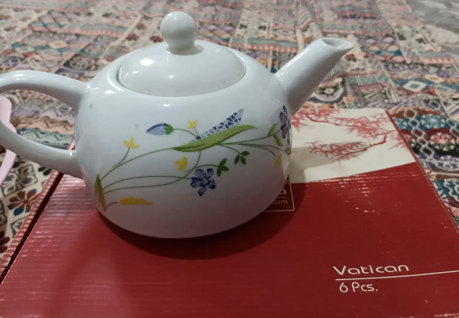 سه دست فنجان چای و یک قوری|ظروف سرو و پذیرایی|ورامین, خیر آباد|دیوار