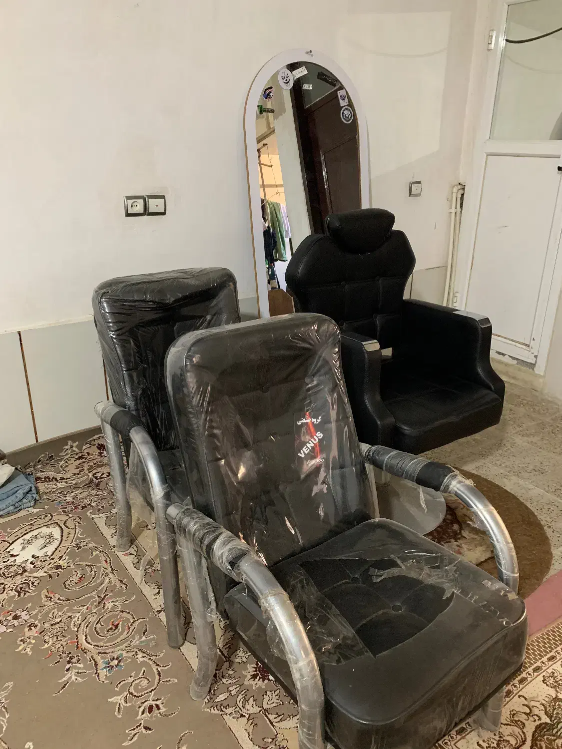 وسایل ارایشگاه|آرایشگاه و سالن‌های زیبایی|خرم‌آباد, |دیوار