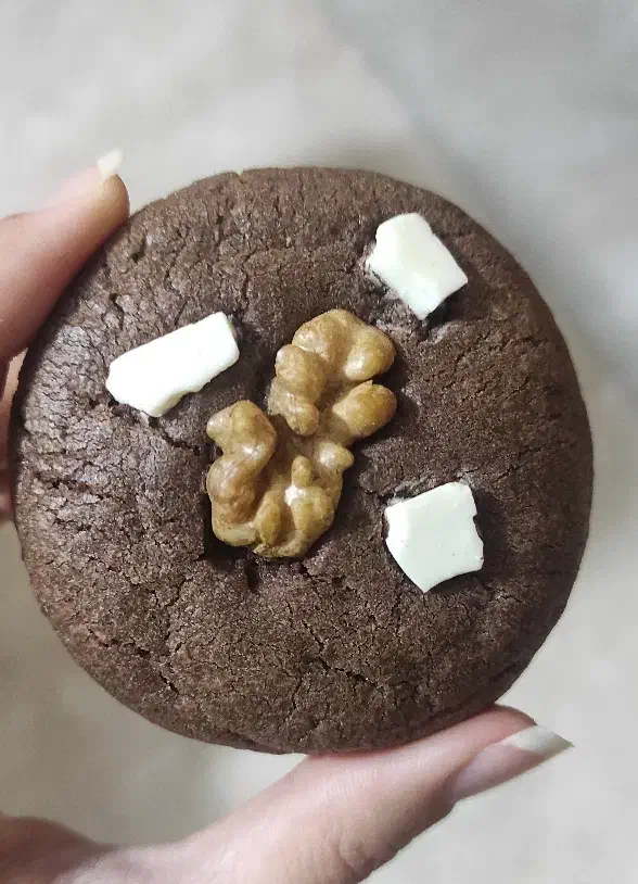 کوکی شکلاتی با تزیین گردو|خوردنی و آشامیدنی|اصفهان, ارغوانیه|دیوار