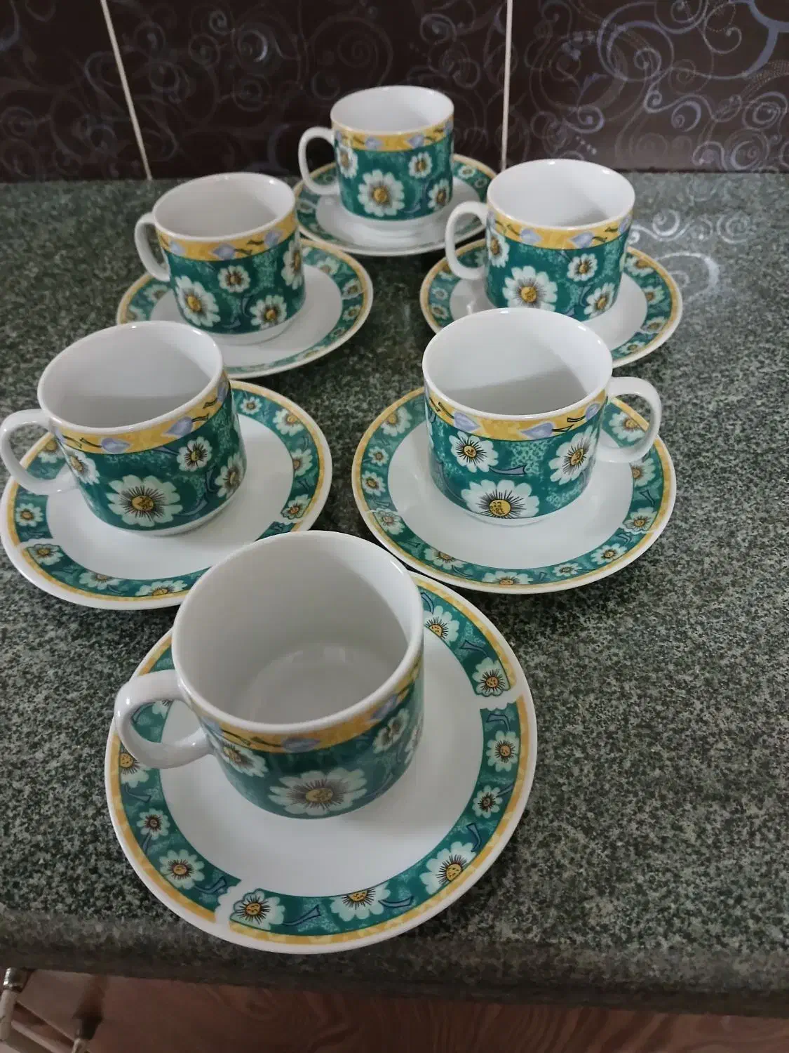 فنجان و نعلبکی|ظروف سرو و پذیرایی|قم, باجک دو|دیوار