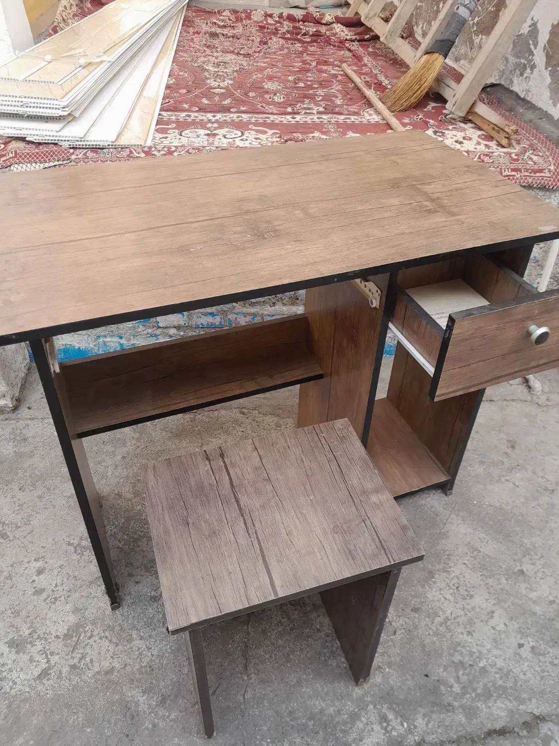 یک عدد میز  چوبی گشو دار ویک صندلی چوبی|میز تحریر و کامپیوتر|رشت, شالکو|دیوار