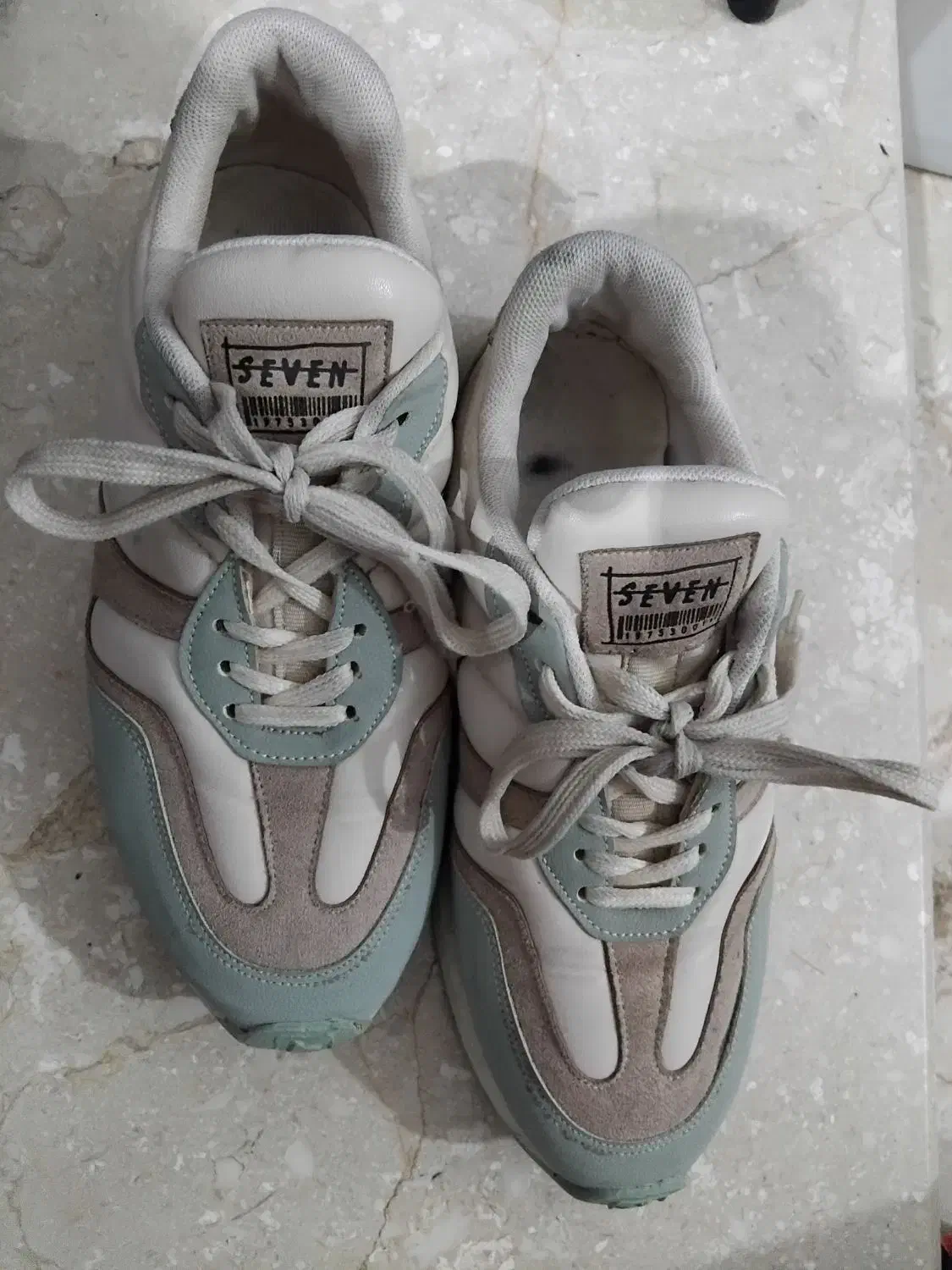 کتونی|کیف، کفش، کمربند|صومعه‌سرا, |دیوار