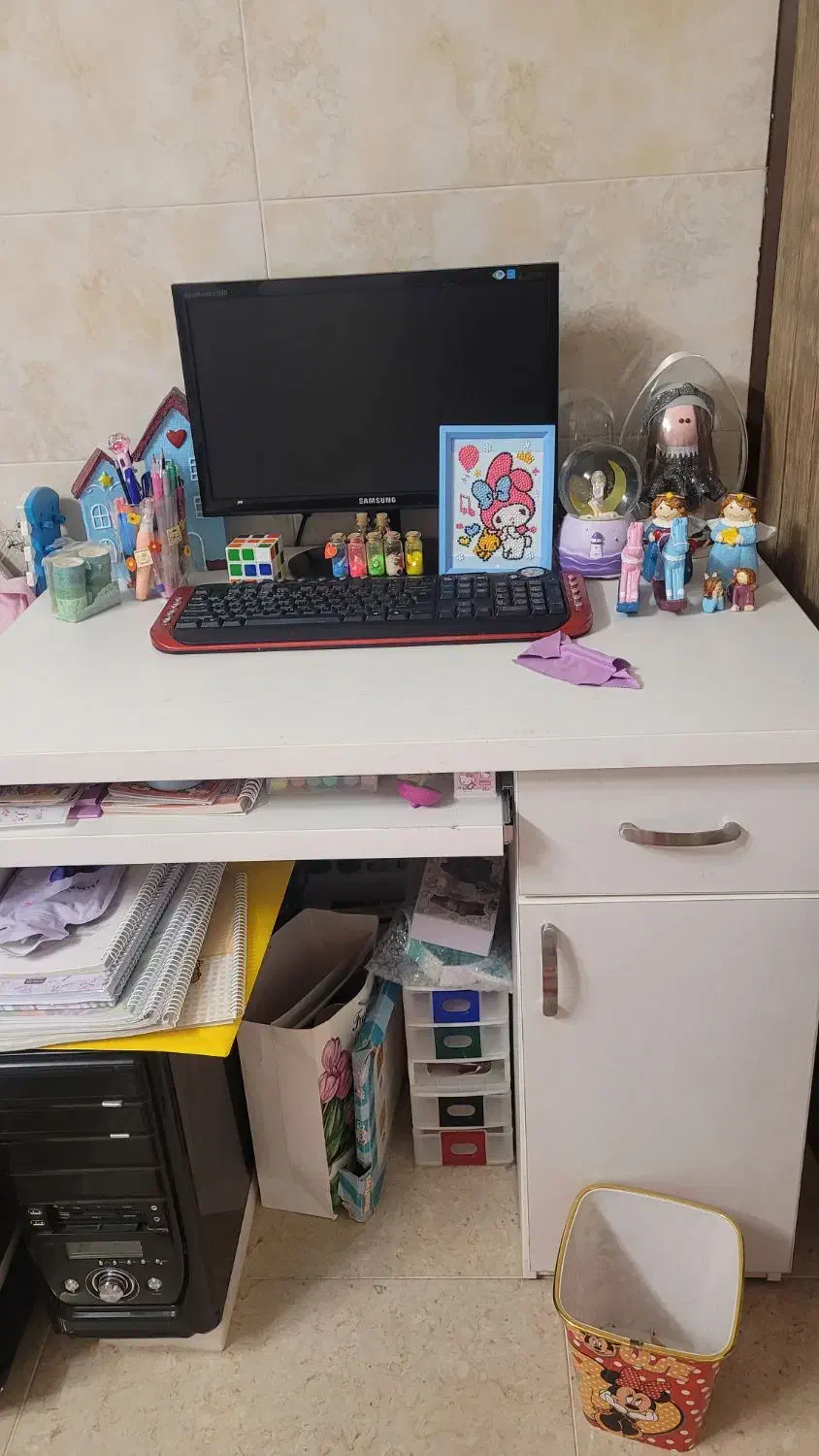 سرویس اتاق خواب در حد نو بسیار تمیز|تخت و سرویس خواب|کاشان, صنعت|دیوار