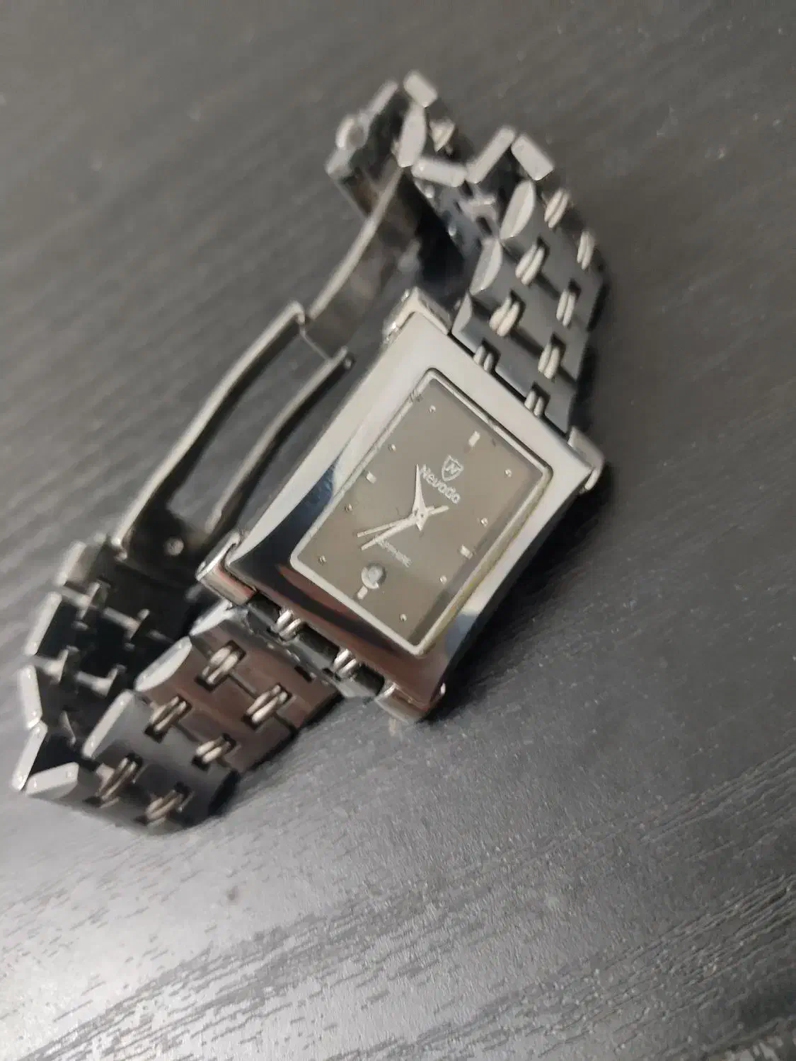 ساعت زنانه نوادا ضد خش در حد نو با کیفیت بالا|ساعت|رباطکریم, رباطکریم|دیوار