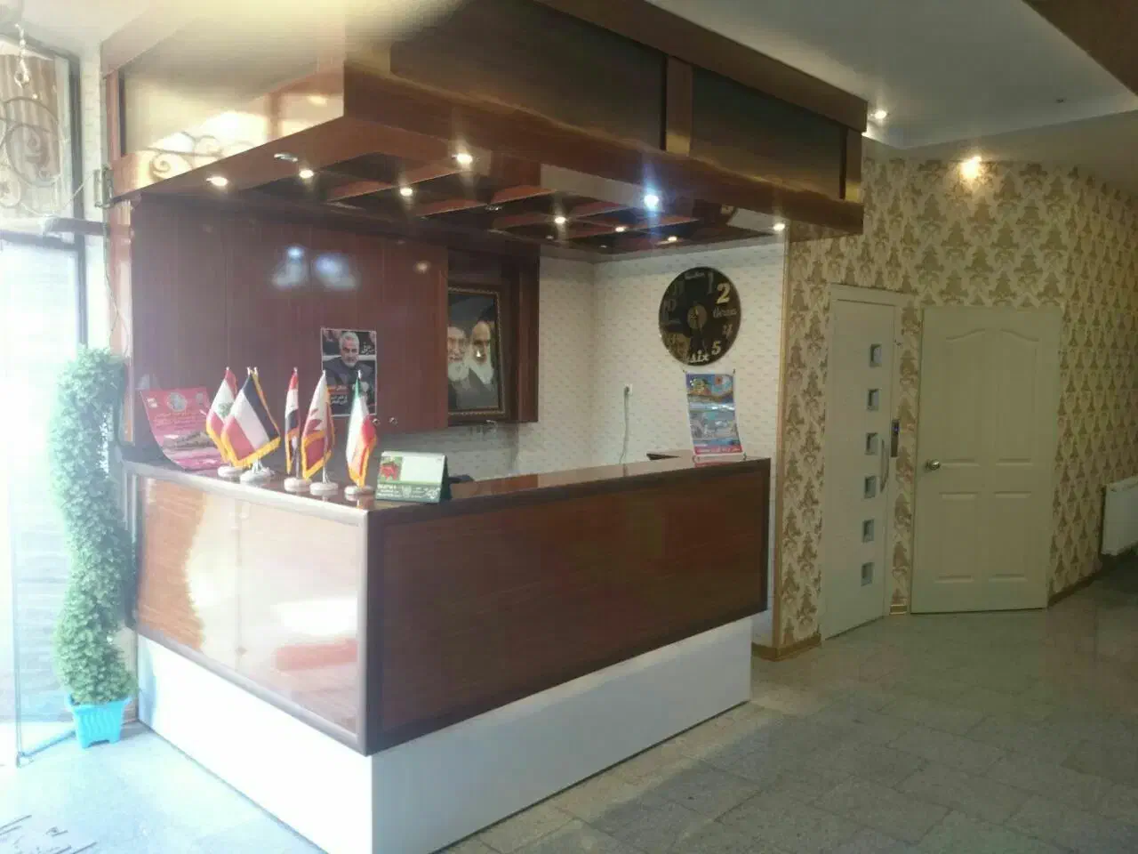 به یک نیرو آقا شیفت شب جهت کار در هتل نیازمندیم|استخدام خدمات فروشگاه و رستوران|مشهد, امام رضا (ع)|دیوار