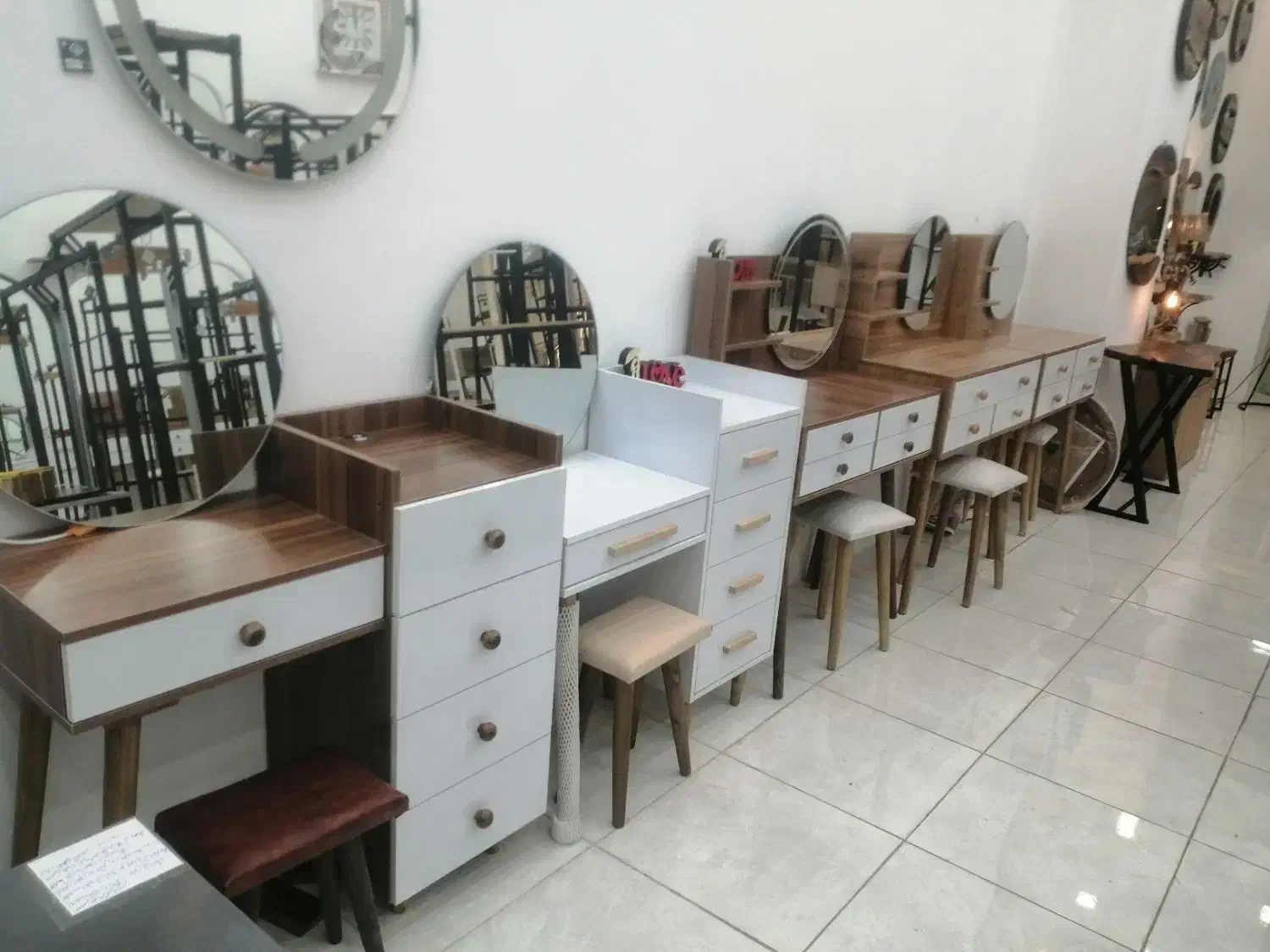 میز آرایش|تخت و سرویس خواب|شیراز, فخرآباد (دروازه کازرون)|دیوار