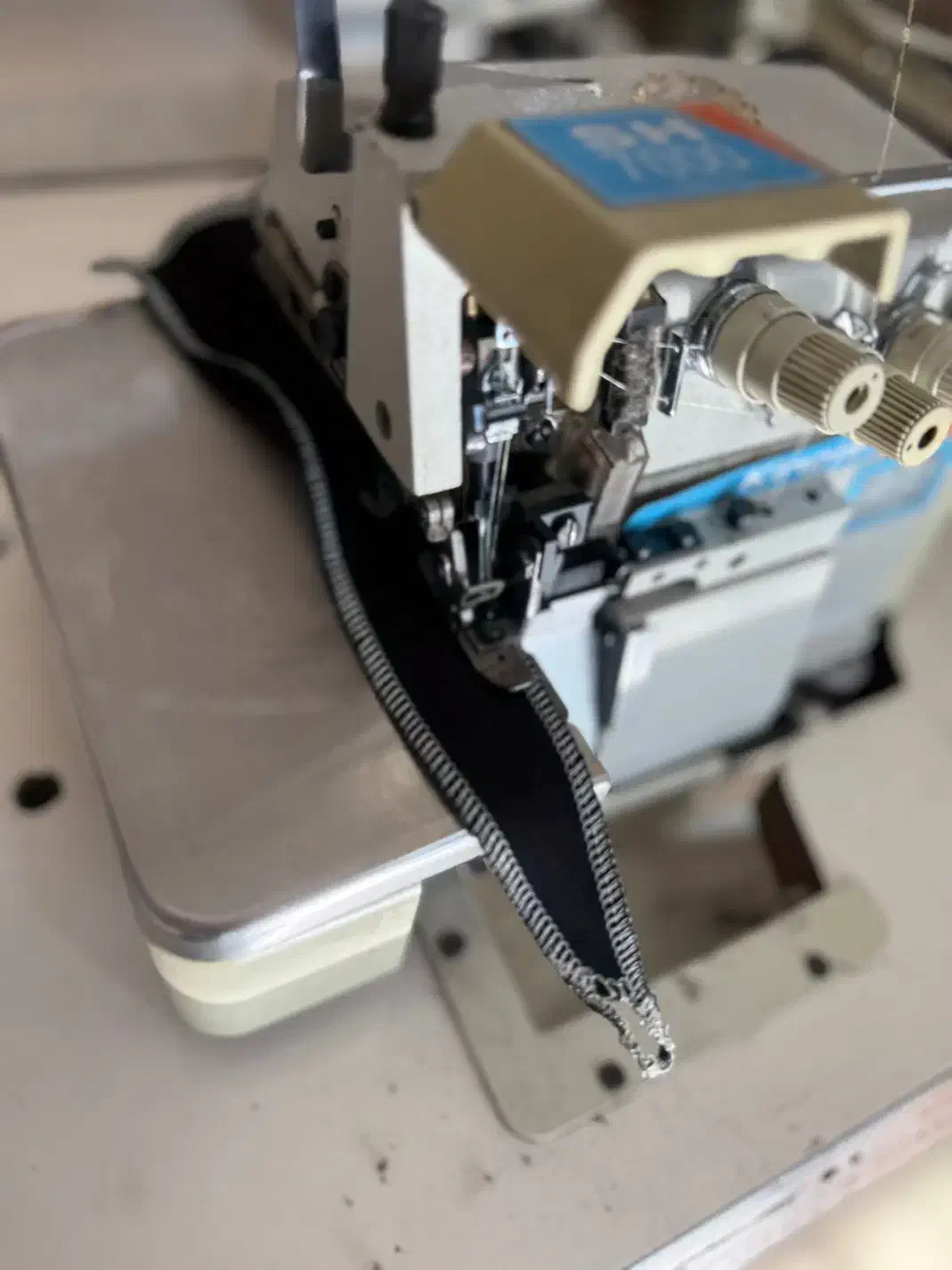 چرخ خیاطی زیگزال سردوز کینتکس اصل تایوان ۴نخ|چرخ خیاطی و ریسندگی|تهران, بهارستان|دیوار