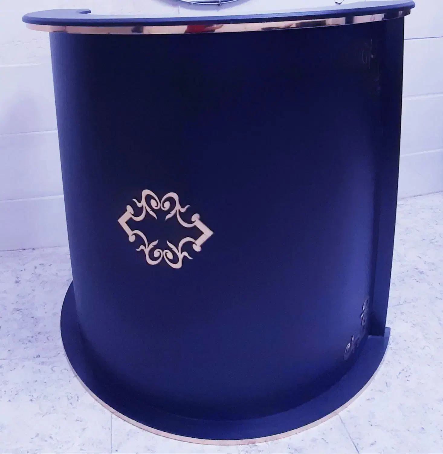 یک سری وسیله آرایشگاه. کانتر و رنگ مو و ...|آرایشگاه و سالنهای زیبایی|سرپل ذهاب, |دیوار