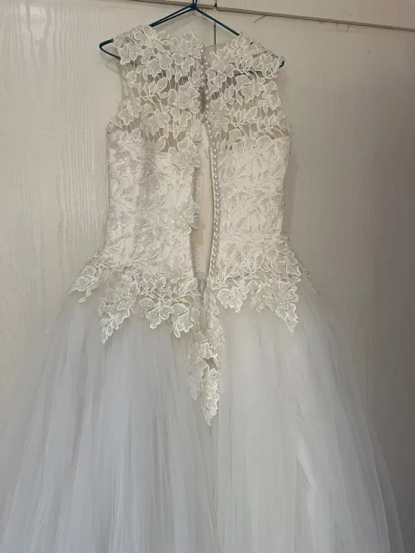 لباس عروس|لباس|ری, سرتخت|دیوار