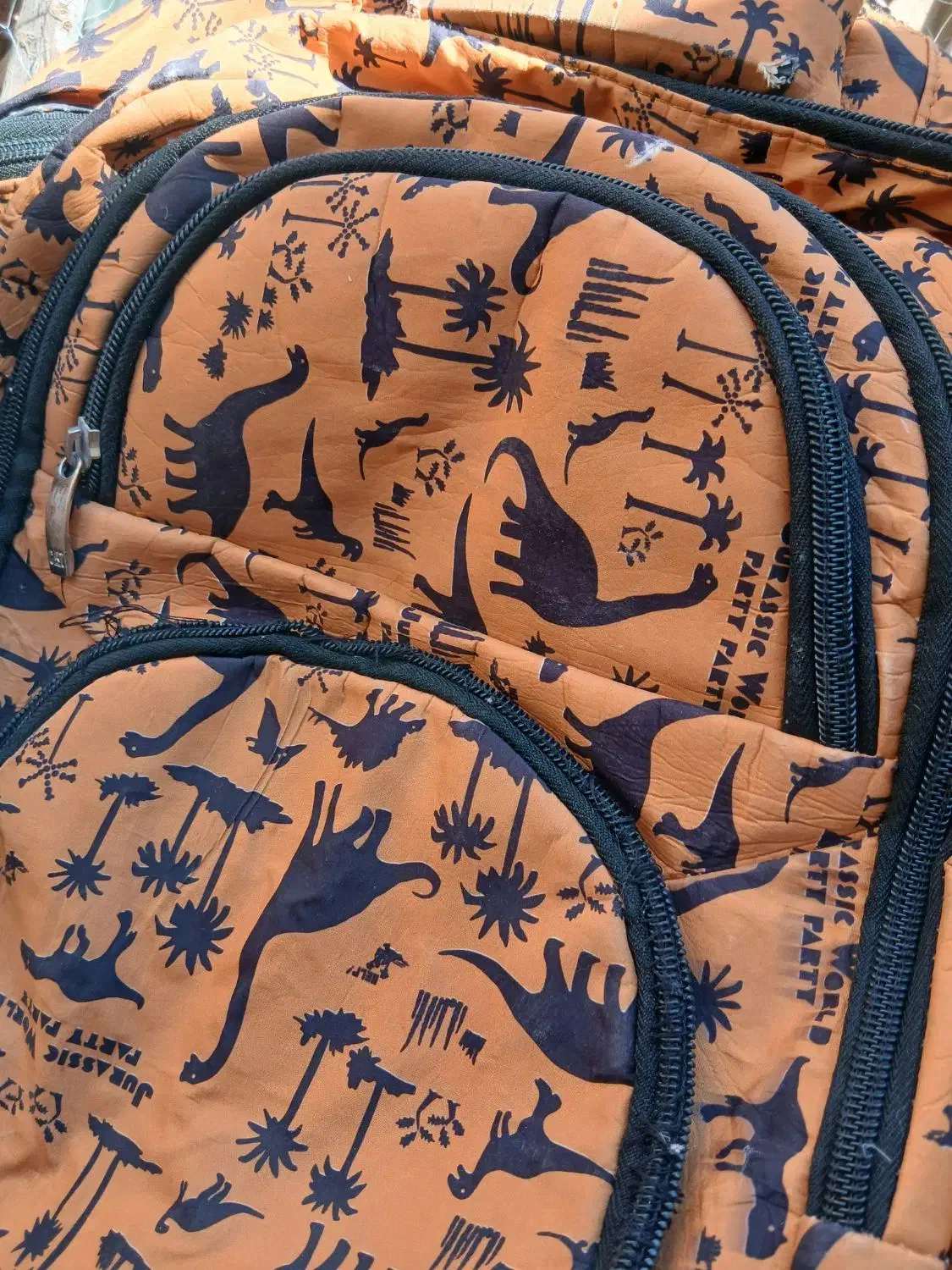 تعدادی کیف مدرسه‌|کیف، کفش، کمربند|زاهدان, |دیوار