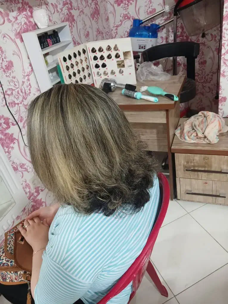 خدمات لاین رنگ و شنیون و اصلآ ابرو صورت انجام میدم|خدمات آرایشگری و زیبایی|بروجرد, |دیوار