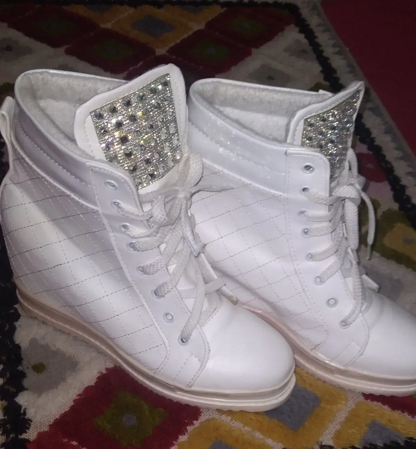 یک جفت کفش نیم بوت سفید فانتزی|کیف، کفش، کمربند|کنگاور, |دیوار