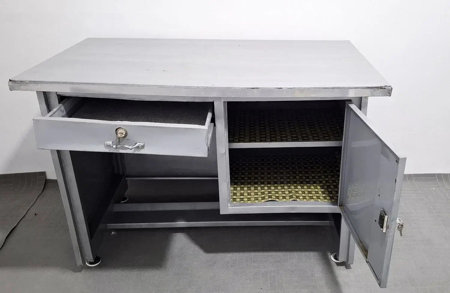 میز فلزی|میز تحریر و کامپیوتر|کبودرآهنگ, |دیوار